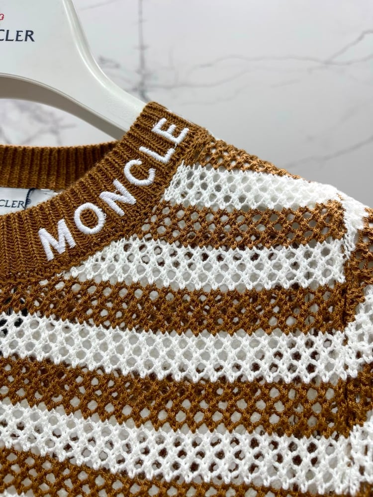 بلوزة مونكلير (Moncler) التريكو المخرّمة بالتصميم الرياضي العصري