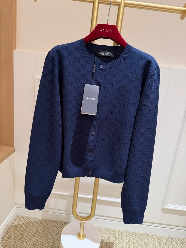 كارديجان جوتشي النسائي المحبوك بنقشة الشعار الأيقوني (Gucci Monogram Knit Cardigan)