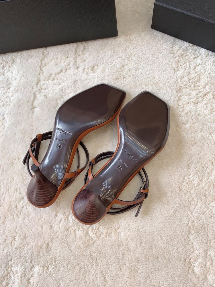 صندل "سان لوران" المزين بشعار YSL (Saint Laurent YSL Logo Thong Sandals)