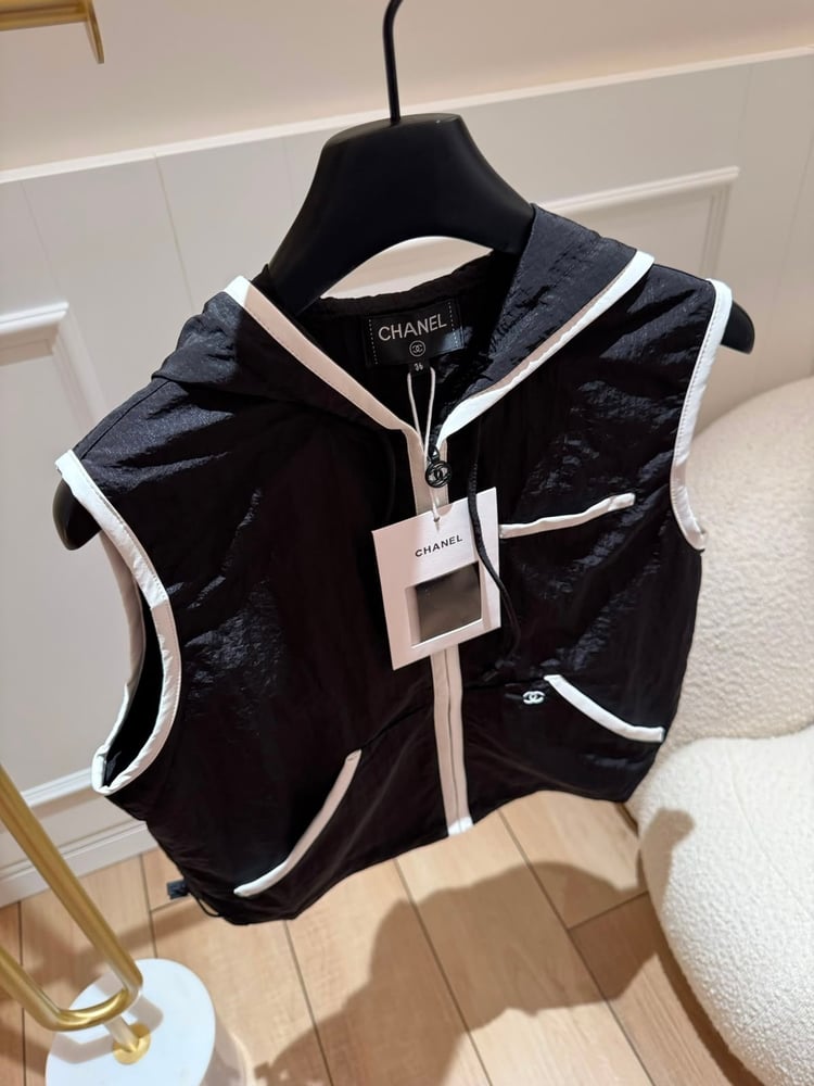 طقم "شانيل" (Chanel) الرياضي الفاخر