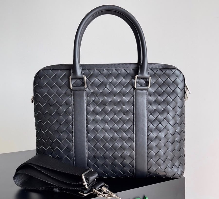 حقيبة يد جلدية فاخرة بتصميم مجدول من بوتيغا فينيتا (Bottega Veneta)