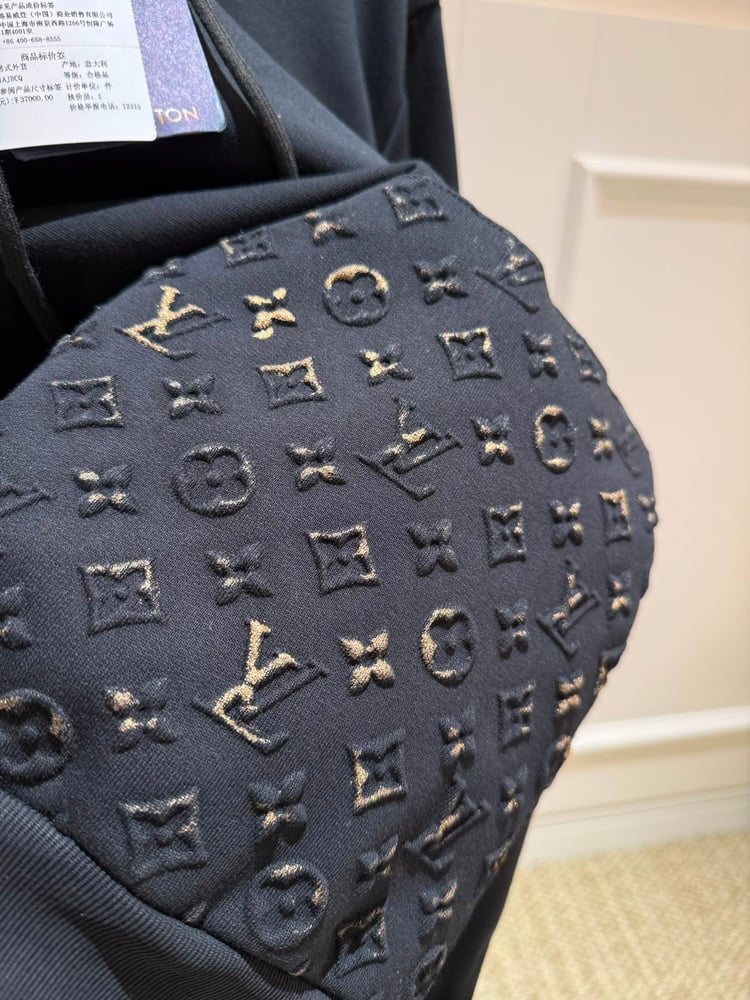 هودي "لويس فيتون" (Louis Vuitton) الرجالي الأسود بتطريز Monogram النافر وتفاصيل ذهبية