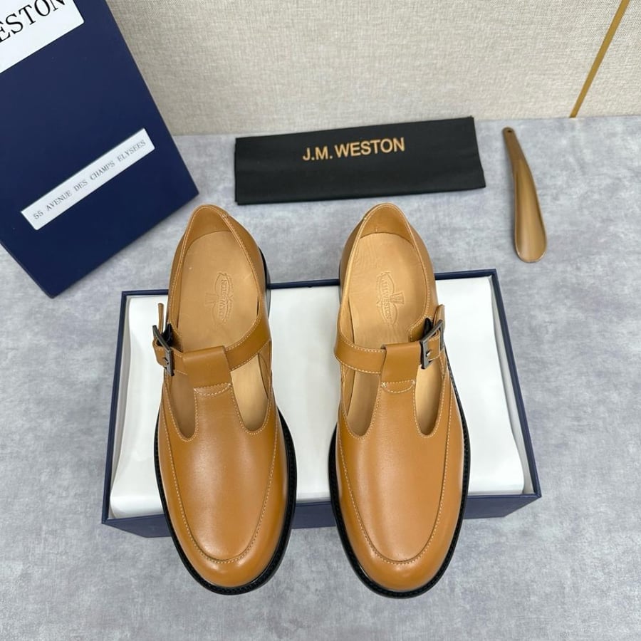 حذاء جزمة كلاسيكي فاخر بتصميم حزام T-Strap من جي إم ويستون (J.M. Weston) من الجلد الطبيعي باللون الخردلي الفاتح (الهافان).