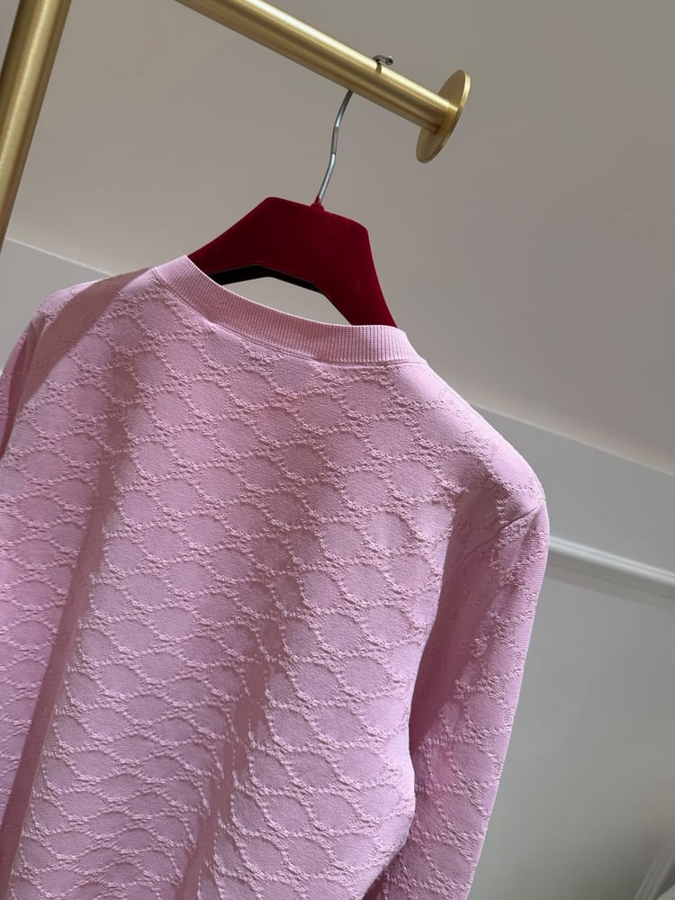 كارديجان جوتشي النسائي المحبوك بنقشة الشعار الأيقوني (Gucci Monogram Knit Cardigan)