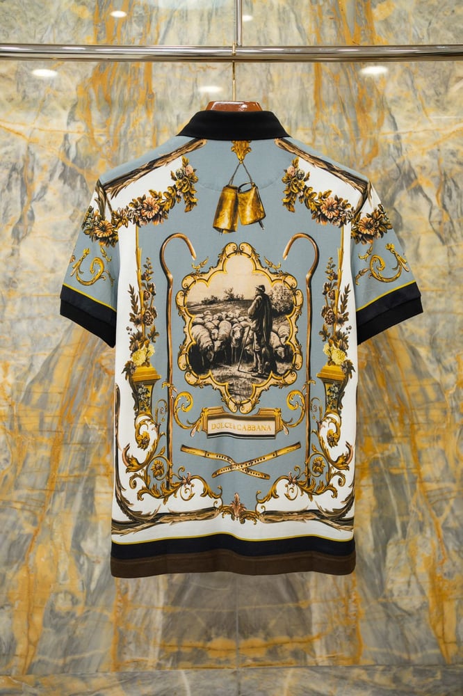 تيشيرت بولو دولتشي آند غابانا (Dolce & Gabbana) أزرق سماوي بطبعة باروكية فنية