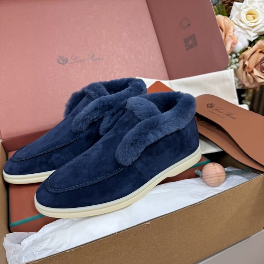 حذاء لورو بيانا النسائي الشمواه المبطن بالفرو الأزرق الفاخر (Loro Piana Blue Fur-Trimmed Open Walk Shoes)