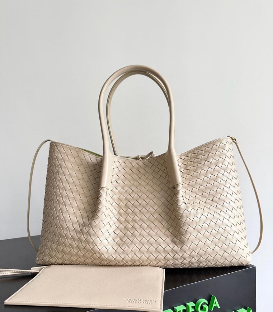 حقيبة "بوتيغا فينيتا" (Bottega Veneta)