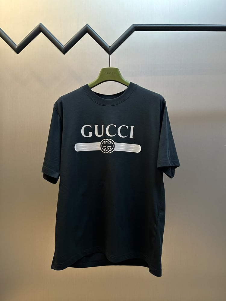 تيشرت غوتشي الكلاسيكي بشعار العلامة والشريط (Gucci Logo & Stripe T-Shirt)