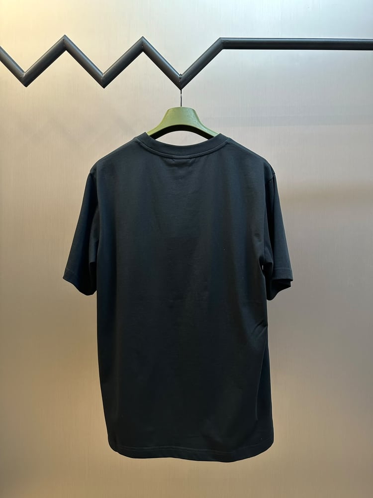 تيشرت غوتشي الكلاسيكي بشعار العلامة والشريط (Gucci Logo & Stripe T-Shirt)