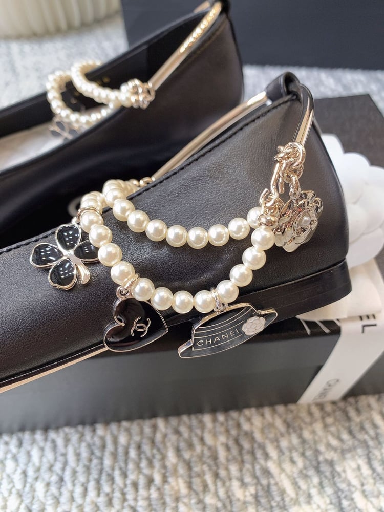 حذاء شانيل (Chanel) المسطح المزين باللؤلؤ والتعليقات