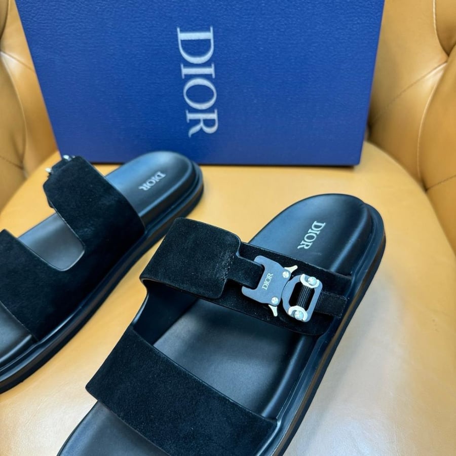 صندل سلايدر (Slider) صيفي فاخر من ديور (Dior) باللون الأسود الملكي من جلد السويد.