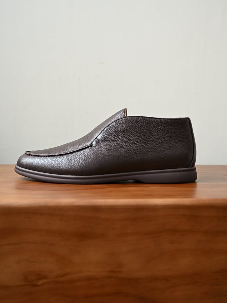 حذاء لورو بيانا الرجالي الحبيبي بنعل متناسق (Loro Piana Open Walk Grained Leather Shoes - Monochrome Sole)