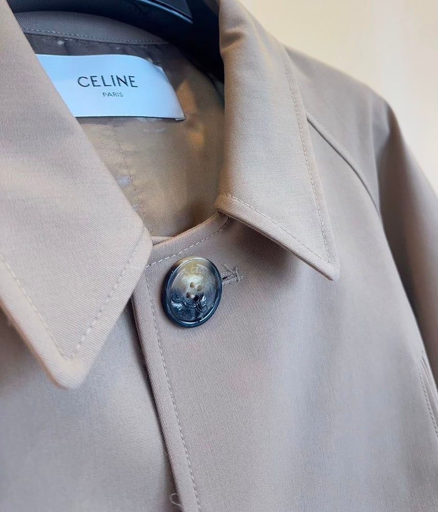 جاكيت "سيلين" (Celine) النسائي القصير بلونه الجملي الأنيق