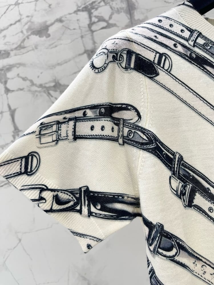 تيشيرت "لويس فيتون" المحبوك بطبعة الأحزمة (Louis Vuitton Belt Print Knit T-Shirt)
