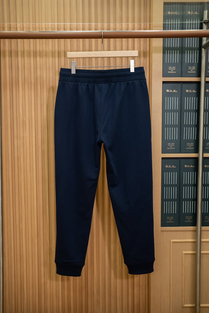 طقم سويتشيرت وبنطلون فاخر بتفاصيل جلدية من هيرميس (Hermès Leather-Accented Sweatshirt & Jogger Set)