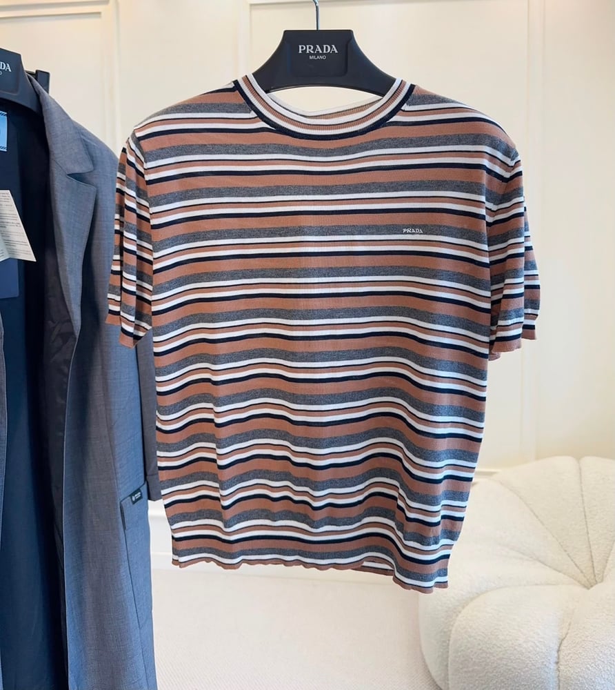 تيشيرت برادا المحبوك المخطط (Prada Striped Knit T-Shirt)