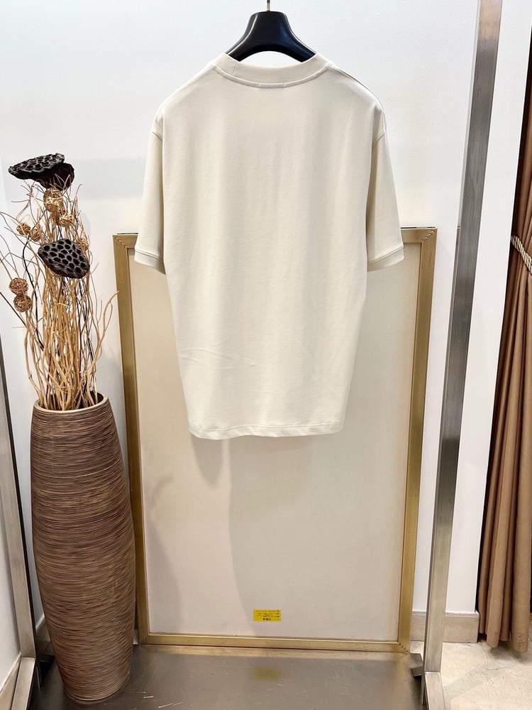 تيشيرت "برادا" (Prada)