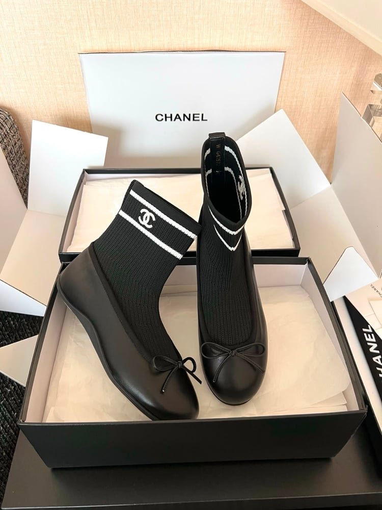 حذاء نسائي فلات بتصميم جوارب فاخر من شانيل (Chanel Sock-Style Ballet Flats)