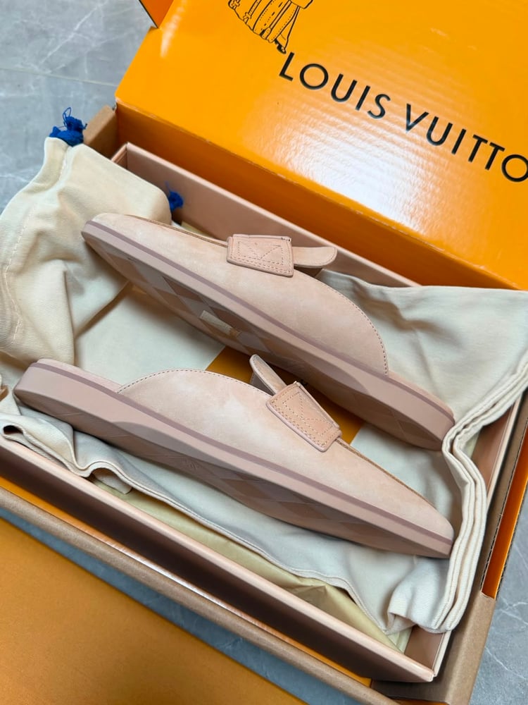 حذاء ميول لويس فيتون (Louis Vuitton) الفاخر من الشمواه النود