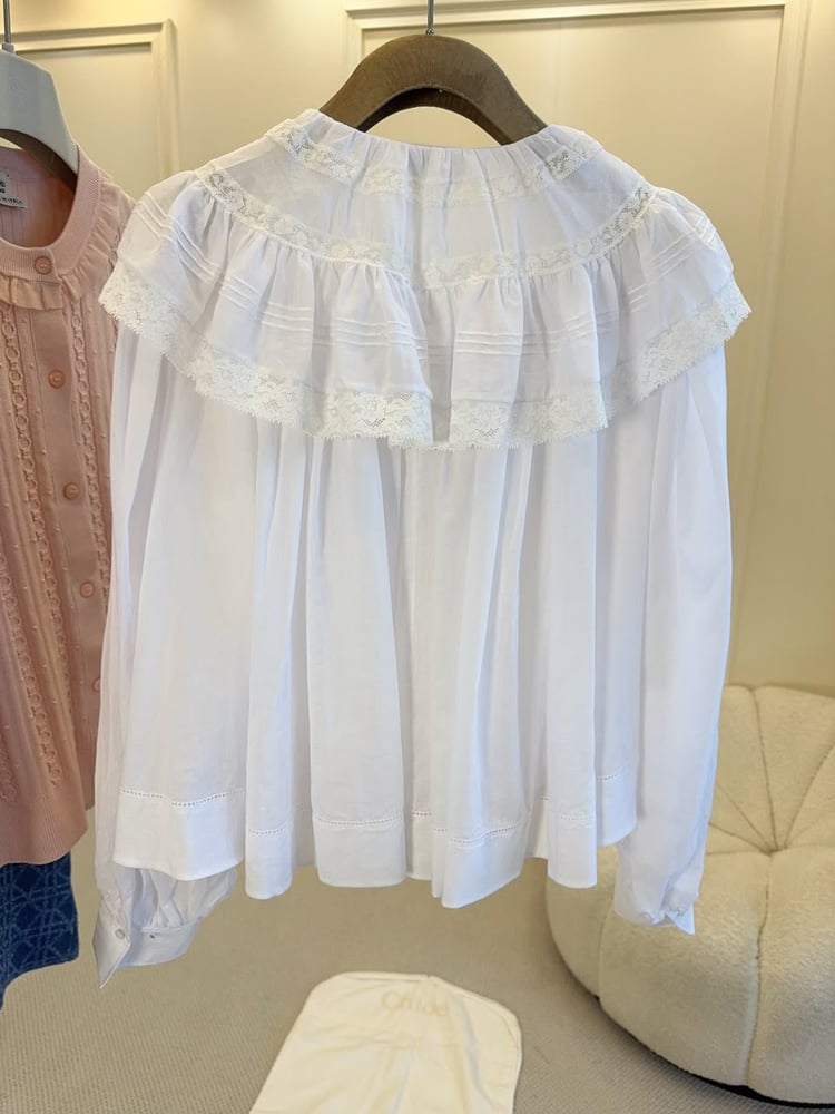 بلوزة (Blouse) من كلوي (Chloé) – لمسة من الرومانسية الباريسية بتصميم الدانتيل الأيقوني