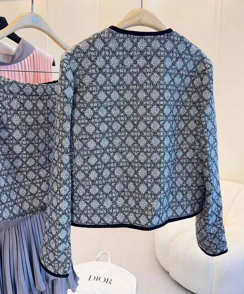 طقم ديور (Dior) الفاخر من التويد البراق بنقشة كاناج الأيقونية
