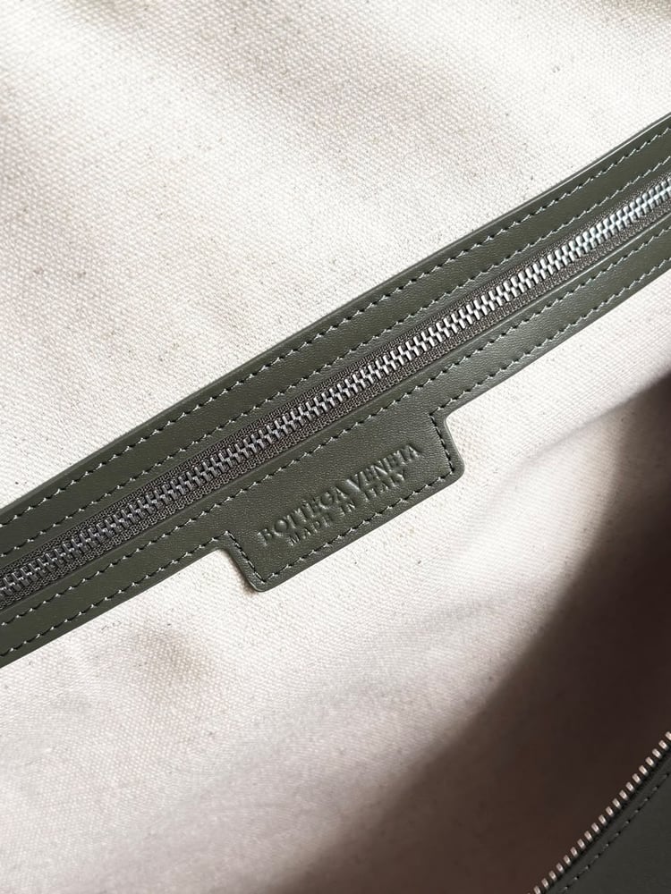 حقيبة سفر جلدية فاخرة بتصميم مجدول من بوتيغا فينيتا (Bottega Veneta)