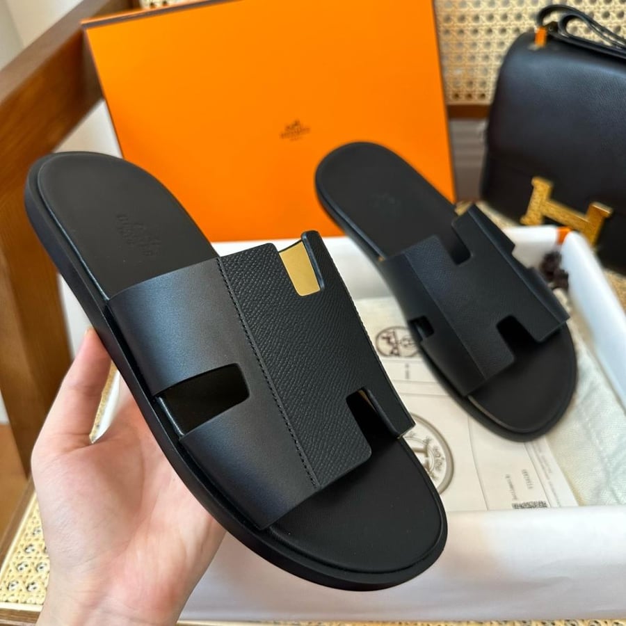 نعال إيزمير (Izmir) الفاخر من هرمز (Hermès) من الجلد الطبيعي المحبب باللون الأسود الملكي بالكامل.