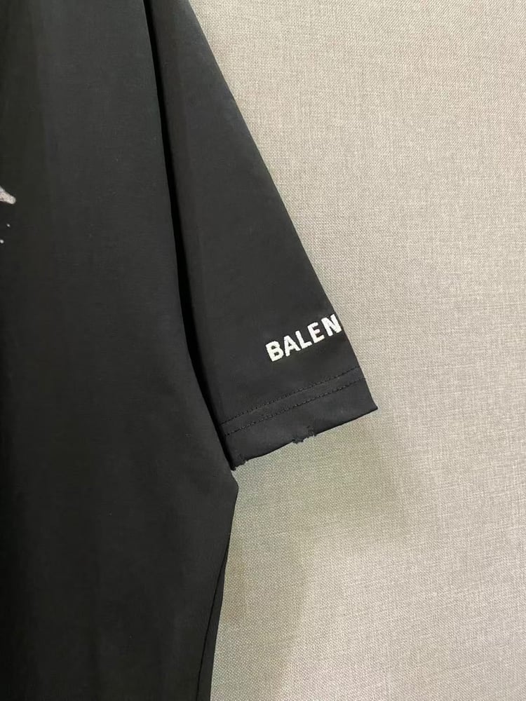 تيشرت بالنسياغا "A Thing of Beauty" المعاصر (Balenciaga "A Thing of Beauty" Oversized T-Shirt)