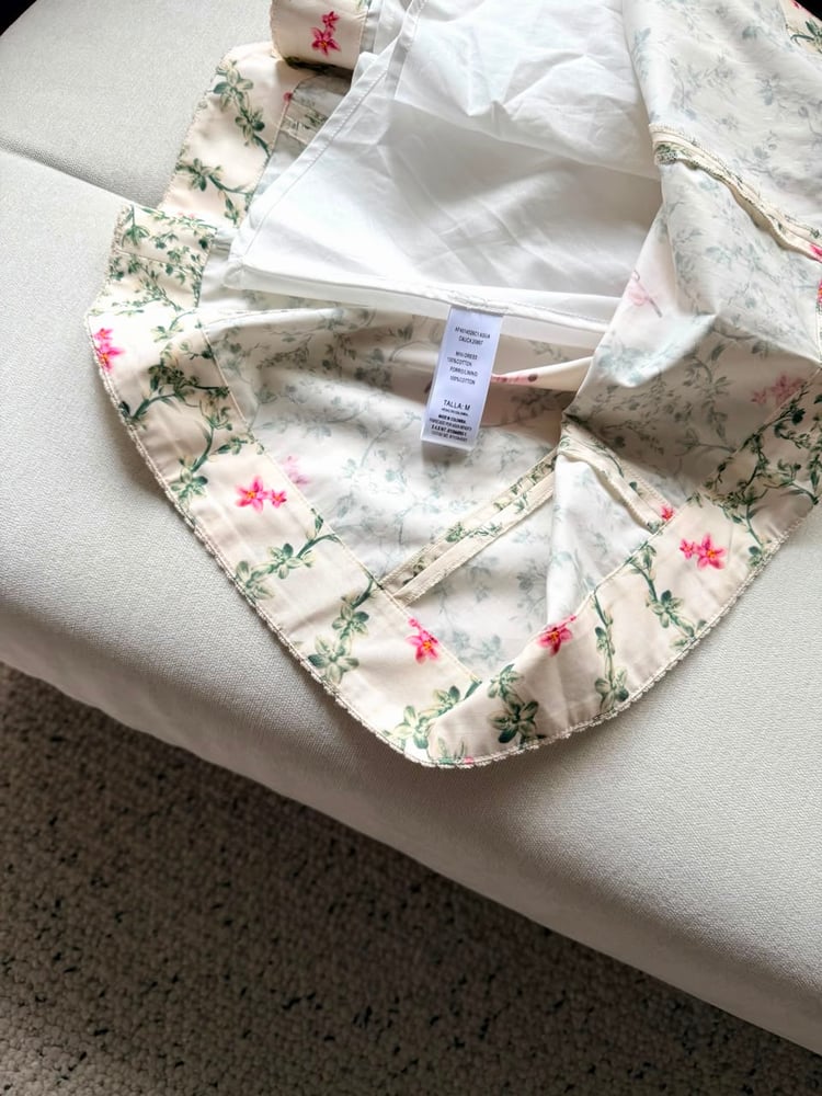 فستان "أغوا بينديتا" القصير بنقشة الزهور الناعمة (Agua Bendita Floral Mini Dress)