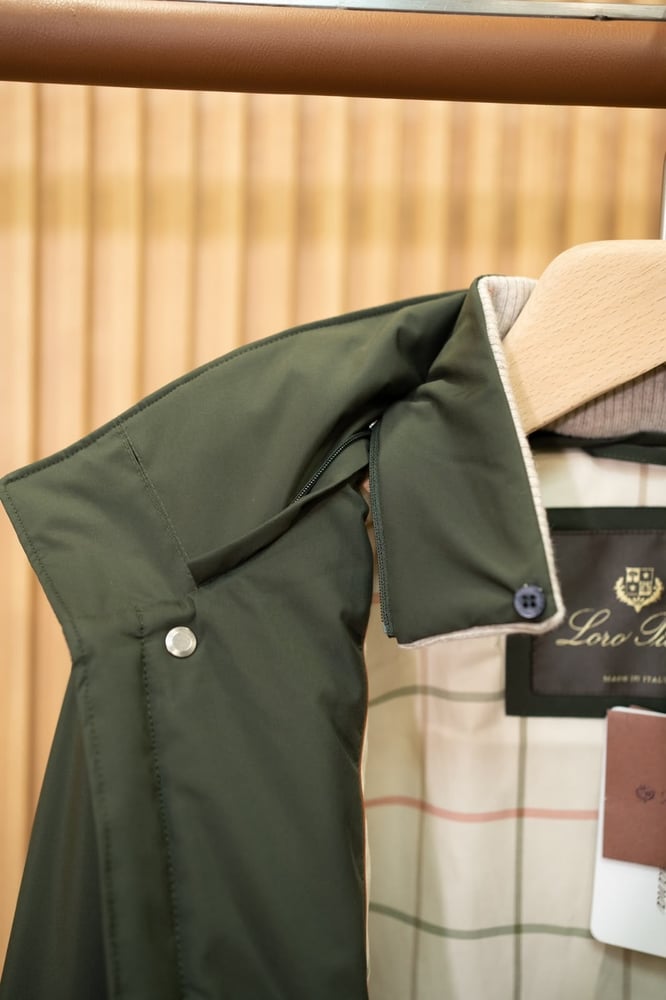 معطف "فوياجر" الفاخر المقاوم للعوامل الجوية من لورو بيانا (Loro Piana Voyager Jacket)