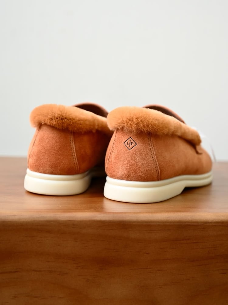 حذاء لورو بيانا النسائي الشمواه المبطن بالفرو مع تفاصيل القفل (Loro Piana Suede Fur-Lined Mules with Lock Charm)
