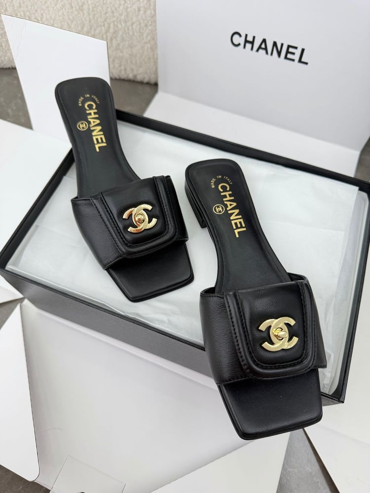 صندل ميول فلات بجلد مبطن وشعار CC ذهبي تيرن-لوك من شانيل (Chanel)