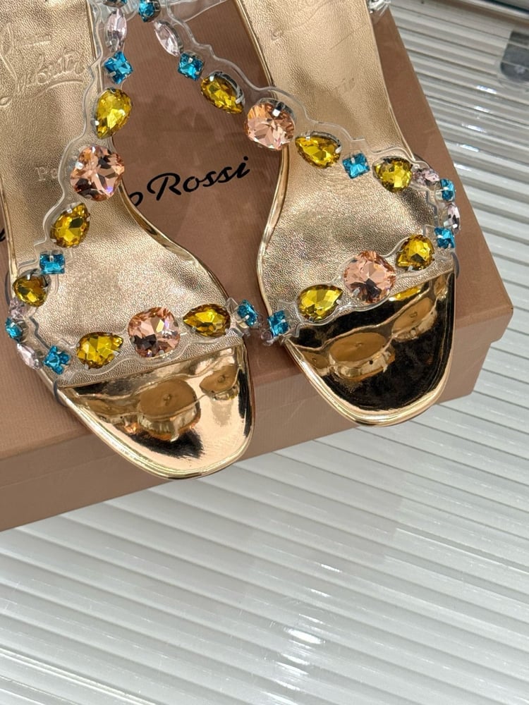 صندل سهرة بكعب عالٍ مرصع بكرات الكريستال الملونة من (christian louboutin)