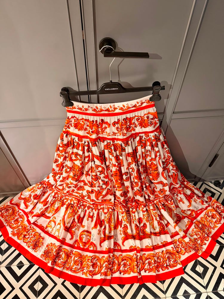تنورة دولتشي آند غابانا (Dolce & Gabbana) الطويلة الفاخرة بنقوش المايوليكا البرتقالية