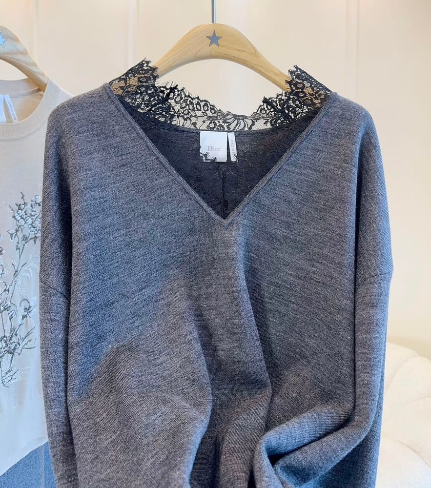 بلوزة "ديور" (Dior) المحبوكة الرمادية