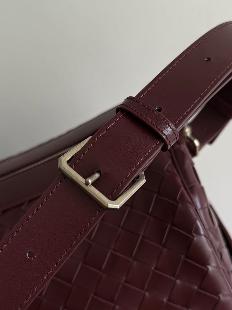 حقيبة سفر جلدية فاخرة بتصميم مجدول من بوتيغا فينيتا (Bottega Veneta)