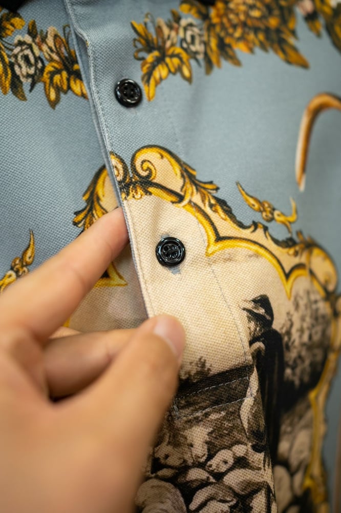تيشيرت بولو دولتشي آند غابانا (Dolce & Gabbana) أزرق سماوي بطبعة باروكية فنية