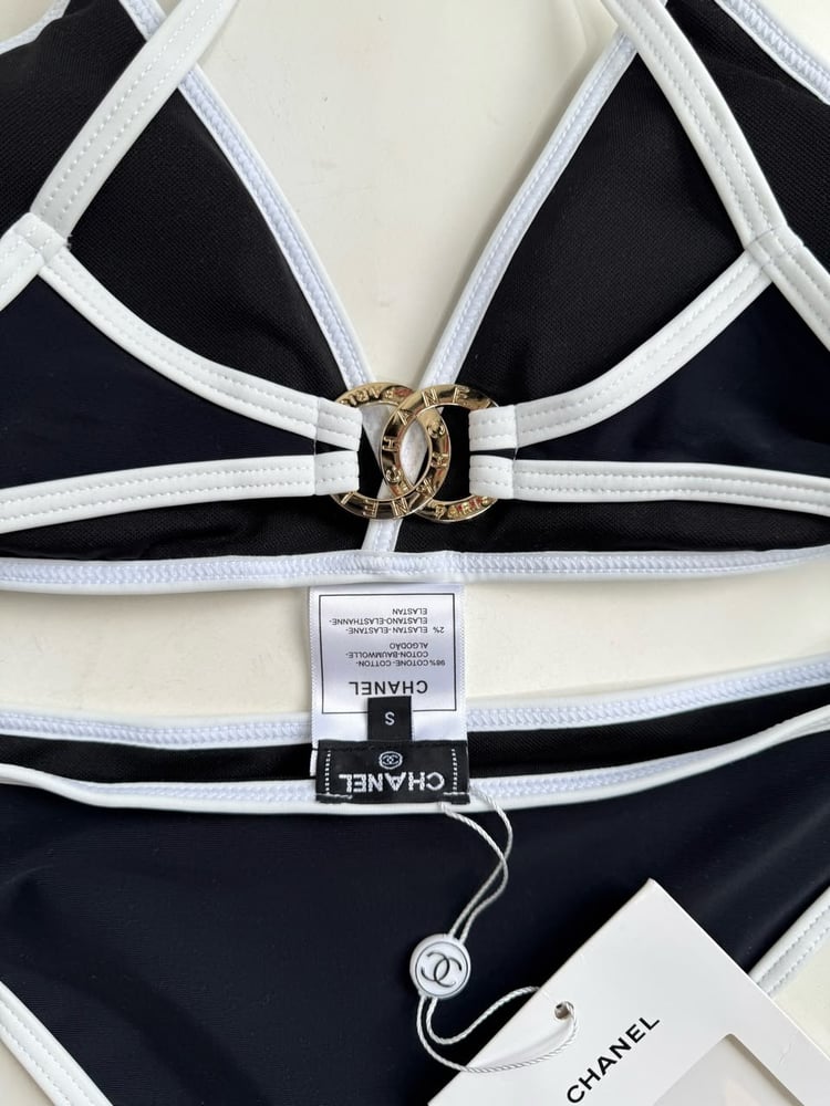 ملابس سباحة / بيكيني "شانيل" (Chanel) الفاخر