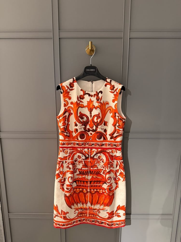 فستان دولتشي آند غابانا (Dolce & Gabbana) بنقشة الفازة البرتقالية