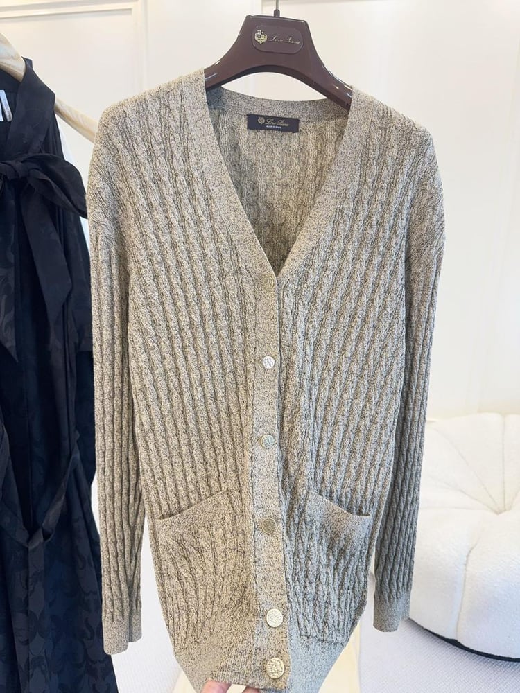 كارديغان "لورو بيانا" المحبوك بضفائر كلاسيكية (Loro Piana Cable-Knit Cardigan)