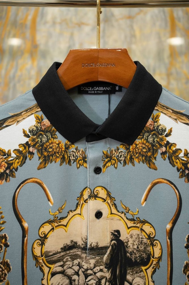 تيشيرت بولو دولتشي آند غابانا (Dolce & Gabbana) أزرق سماوي بطبعة باروكية فنية