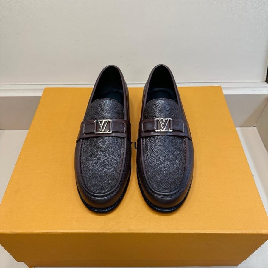 حذاء لوفر رجالي فاخر من لويس فيتون (Louis Vuitton) باللون البني المحروق من الجلد الطبيعي.