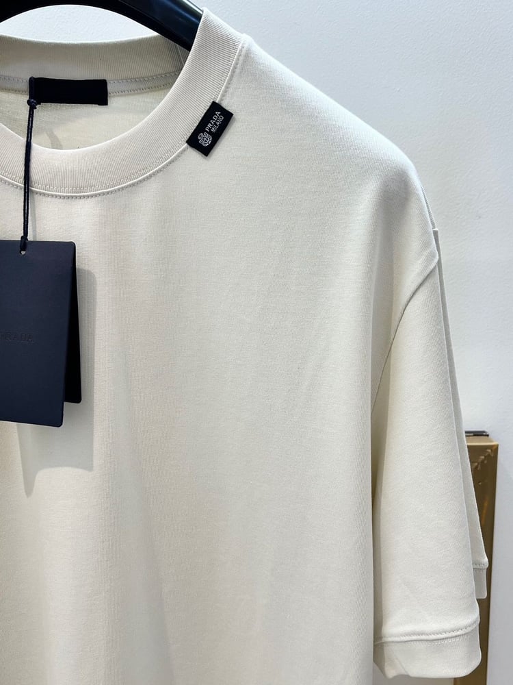 تيشيرت "برادا" (Prada)
