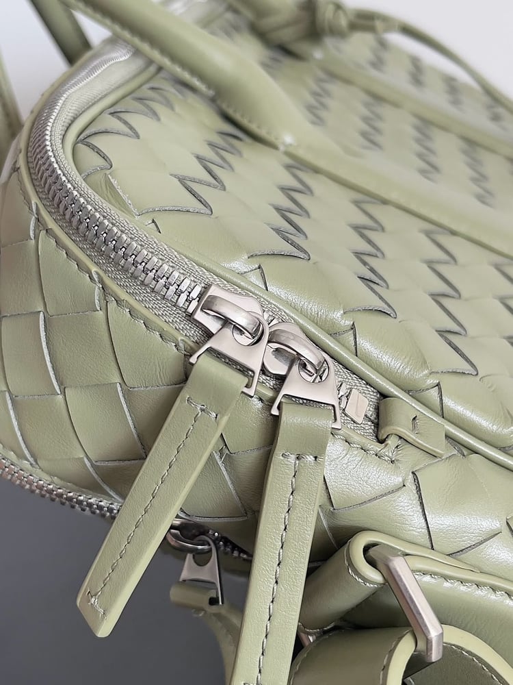 حقيبة يد جلدية فاخرة بتصميم مجدول من بوتيغا فينيتا (Bottega Veneta)