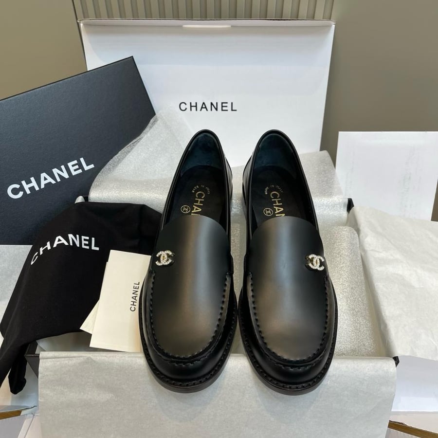 حذاء لوفر (CC Loafers) رسمي فاخر من شانيل (Chanel) من الجلد الطبيعي باللون الأسود الملكي