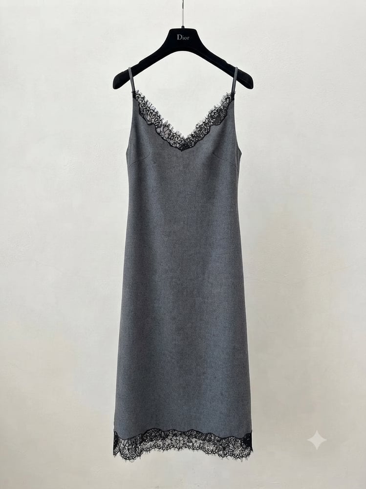 فستان "سليب" ديور بالدانتيل الأسود (Dior Lace-Trimmed Slip Dress)
