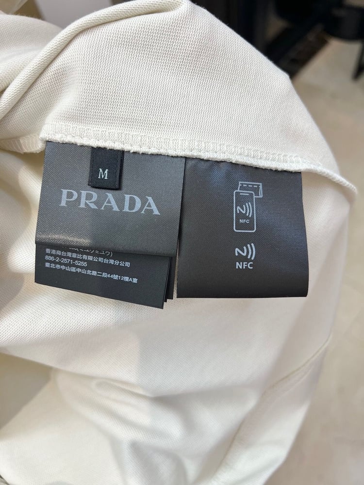 تيشيرت "برادا" (Prada)