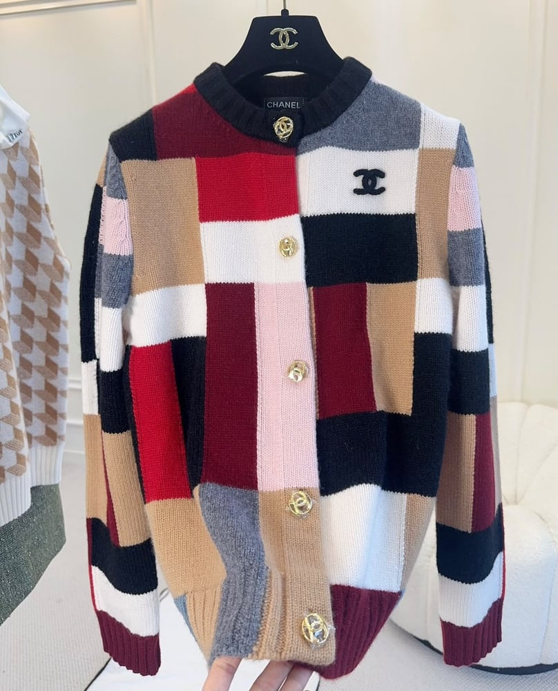 جاكيت شانيل النسائي المحبوك بتصميم مرقع ملون (Chanel Patchwork Knit Cardigan)