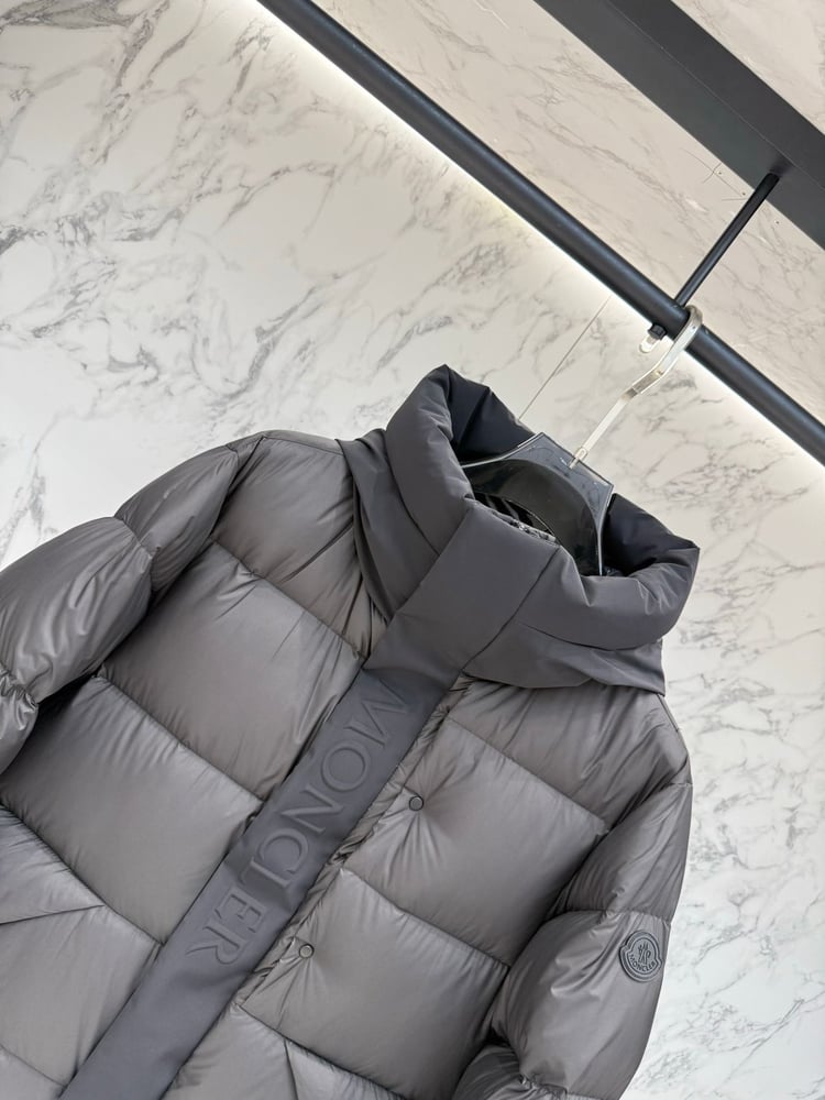 جاكيت / معطف منفوخ رجالي فاخر بقبعة من "مونكلير" (Moncler) باللون الرمادي الداكن المدمج