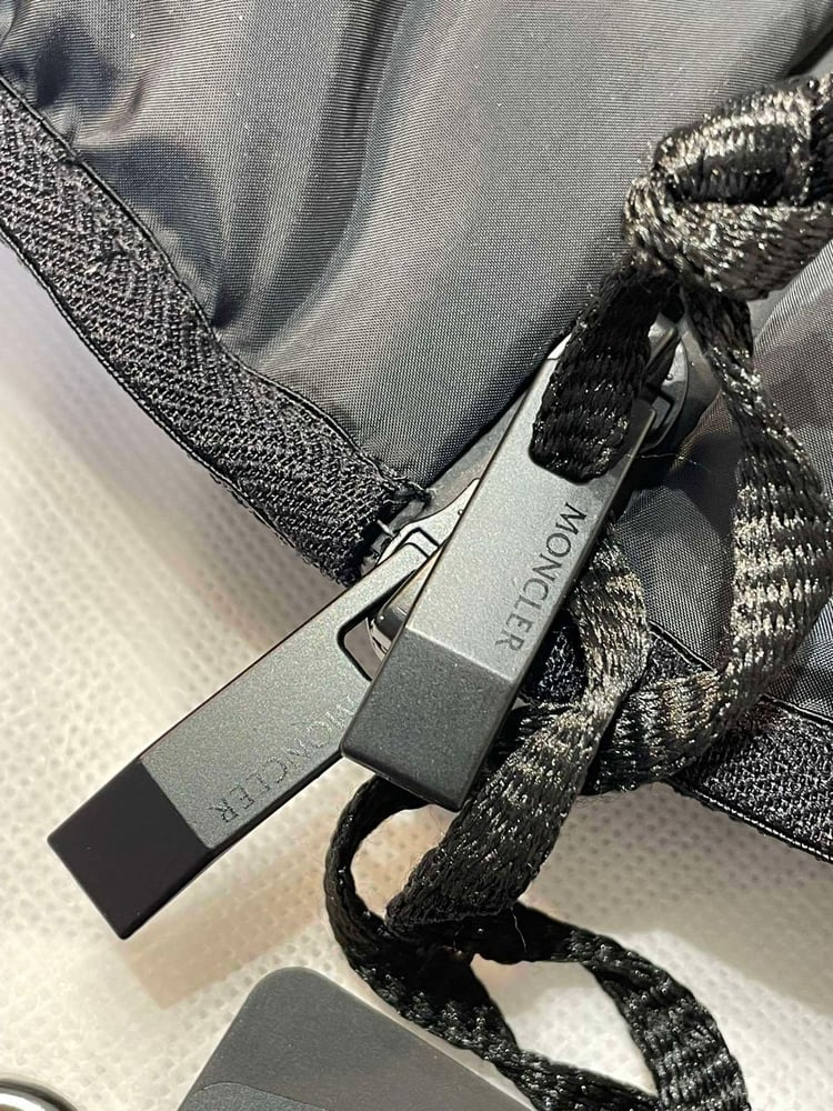 جاكيت / معطف منفوخ رجالي فاخر بقبعة من "مونكلير" (Moncler) باللون الأسود